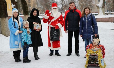 Участники предновогоднего семейного фестиваля «ЧУДО-САНИ» получили подарки от предприятия «Брянсксельмаш»