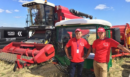 Аграрии оценили зерноуборочный комбайн GS10 на Дне поля в Саратове