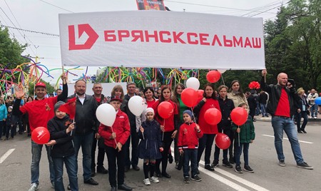 В День Великой Победы сотрудники «Брянсксельмаша» участвовали в Параде поколений